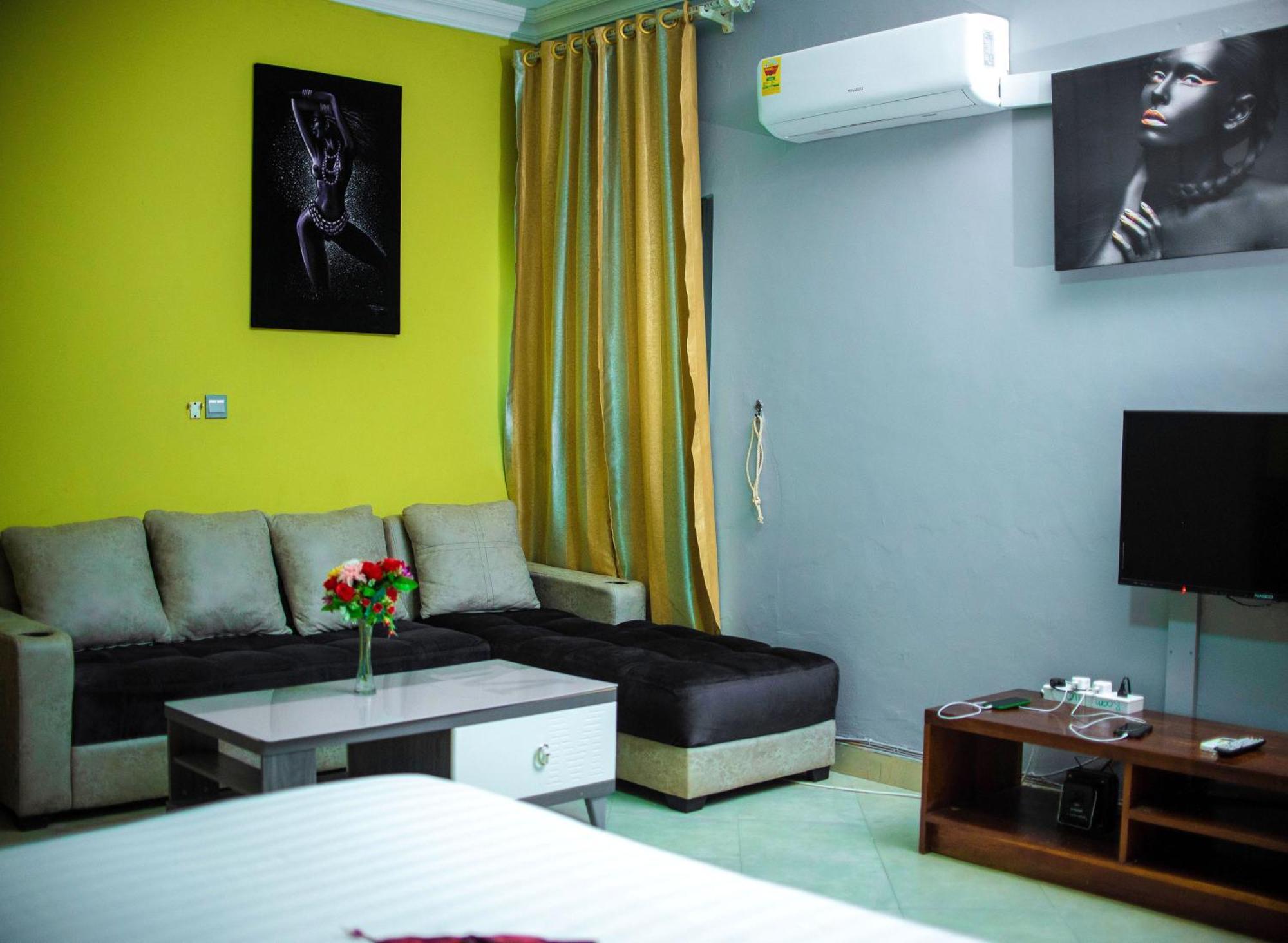 Triple Hill Hotel Weija Buitenkant foto