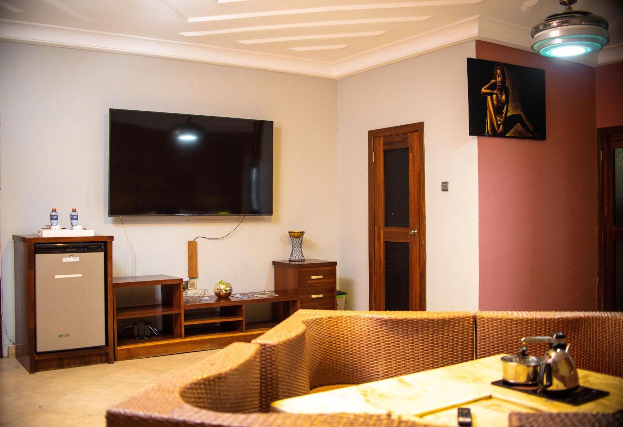Triple Hill Hotel Weija Buitenkant foto