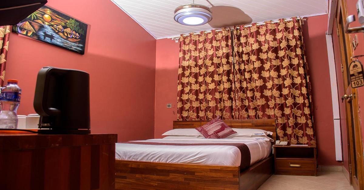 Triple Hill Hotel Weija Buitenkant foto